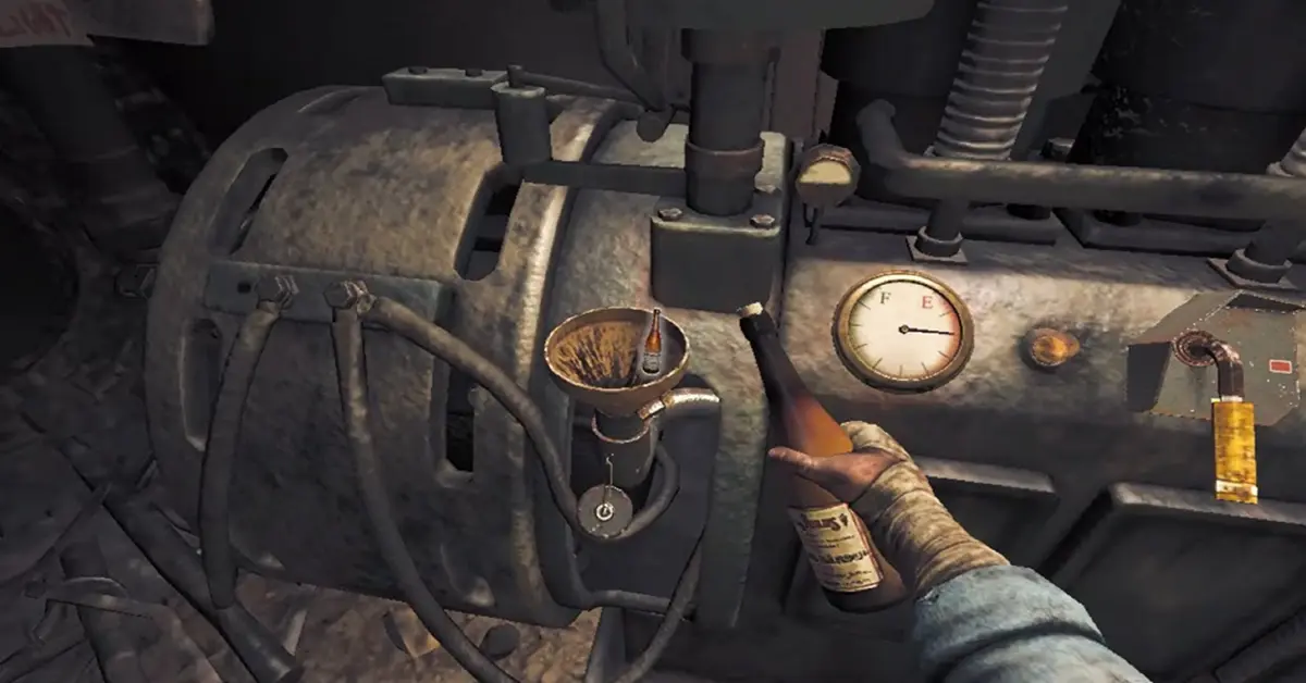 Le protagoniste remplissant un générateur de carburant tout en regardant par-dessus son épaule avec effroi.