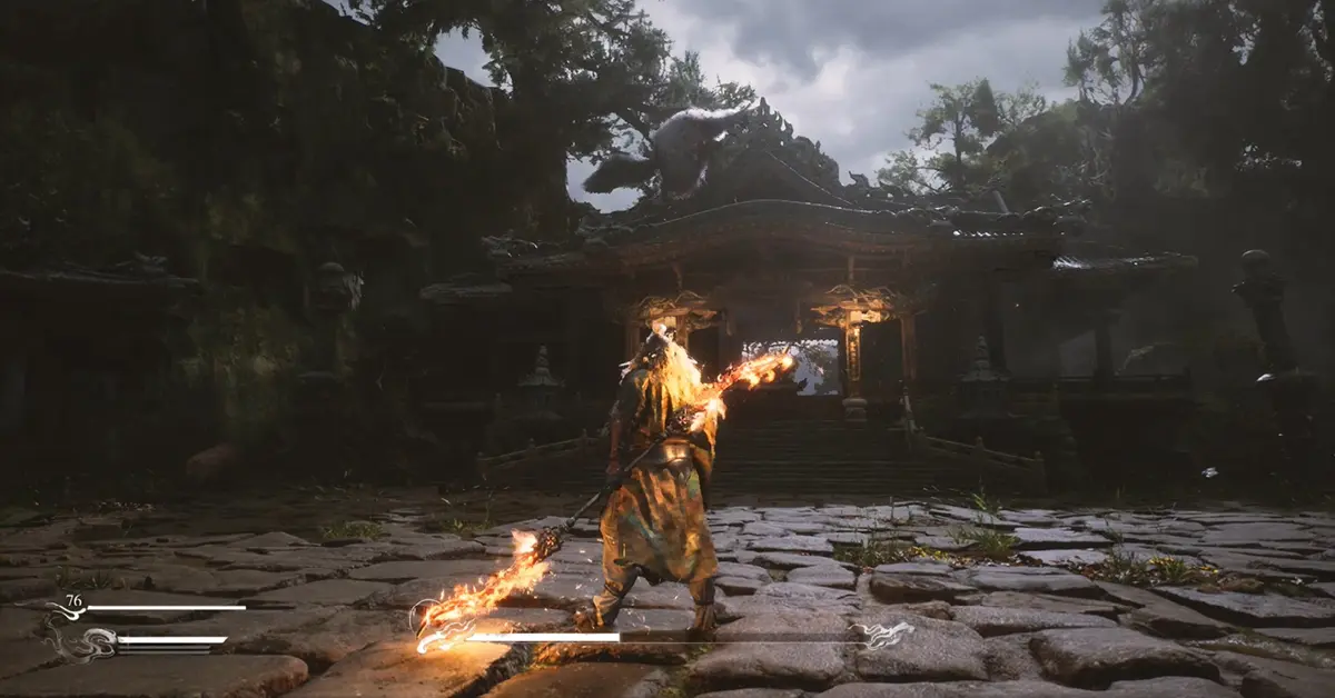 Le Prédestiné de Black Myth Wukong tenant son bâton dans une forêt mystique