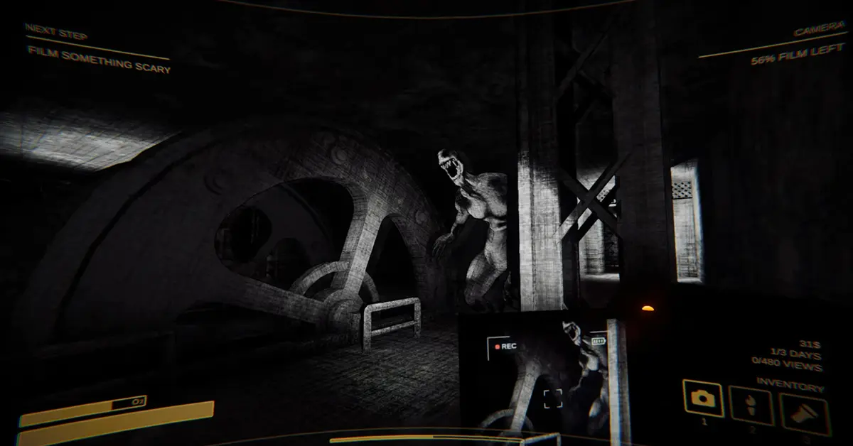 Des joueurs de Content Warning filmant un monstre dans un donjon sombre avec une caméra portable