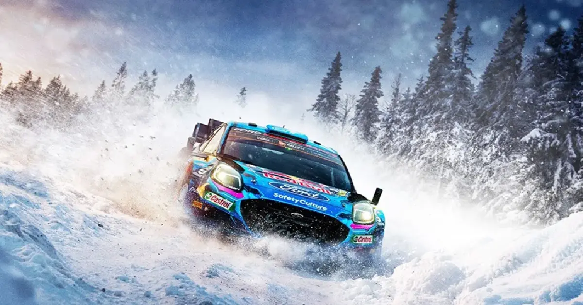 Voiture de rallye EA Sports WRC en plein drift agressif sur une spéciale enneigée en forêt