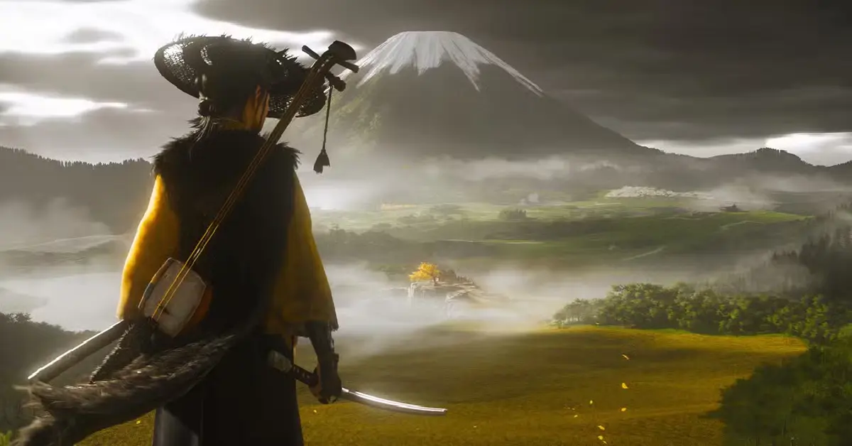 La protagoniste de Ghost of Yōtei, Atsu, debout dans un champ de hautes herbes, contemplant le mont Yōtei