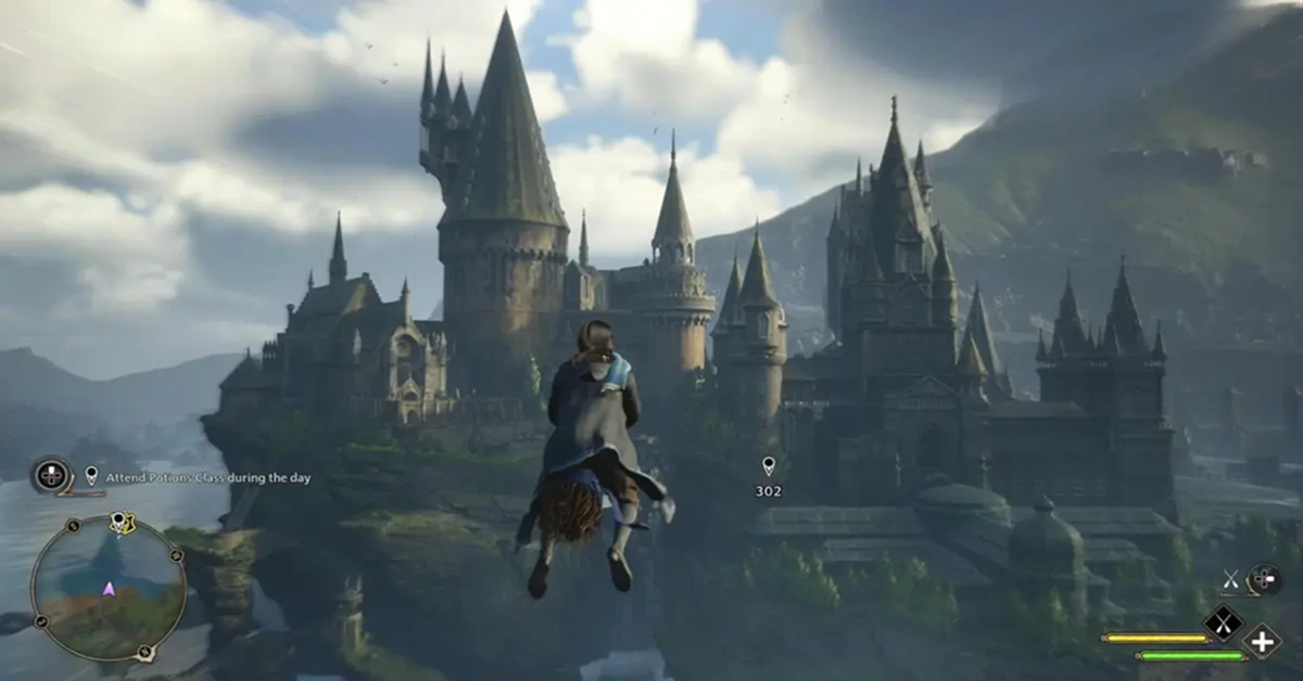 Personnage de Hogwarts Legacy volant sur un balai au-dessus des Highlands écossaises.