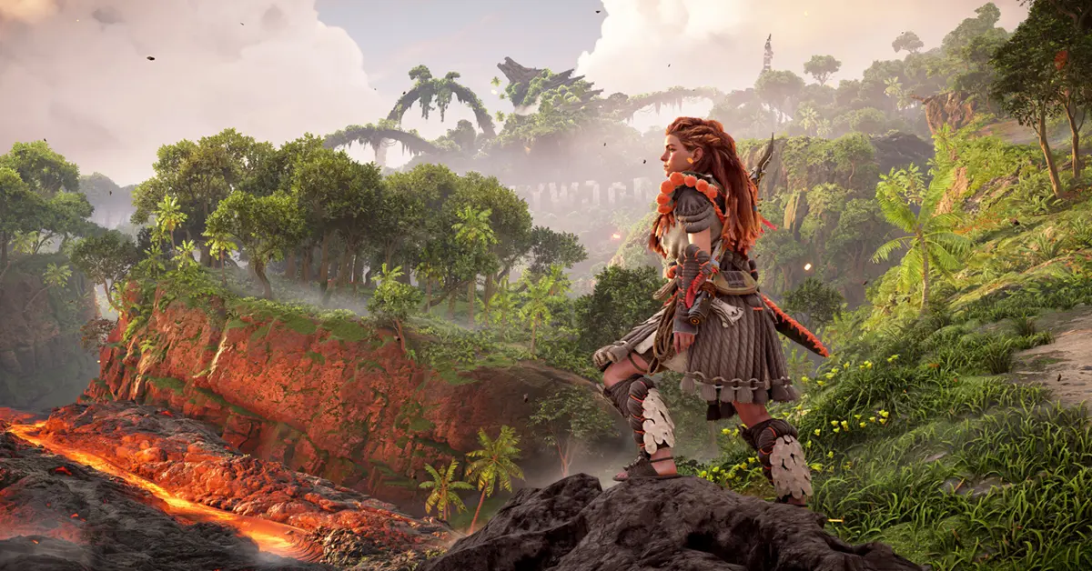Aloy surplombant une ville post-apocalyptique envahie par la végétation dans Horizon Forbidden West Complete Edition sur PC,