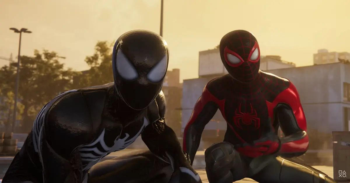 Peter Parker et Miles Morales se tenant ensemble dans leurs costumes de Spider-Man sur un toit de la ville de New York.