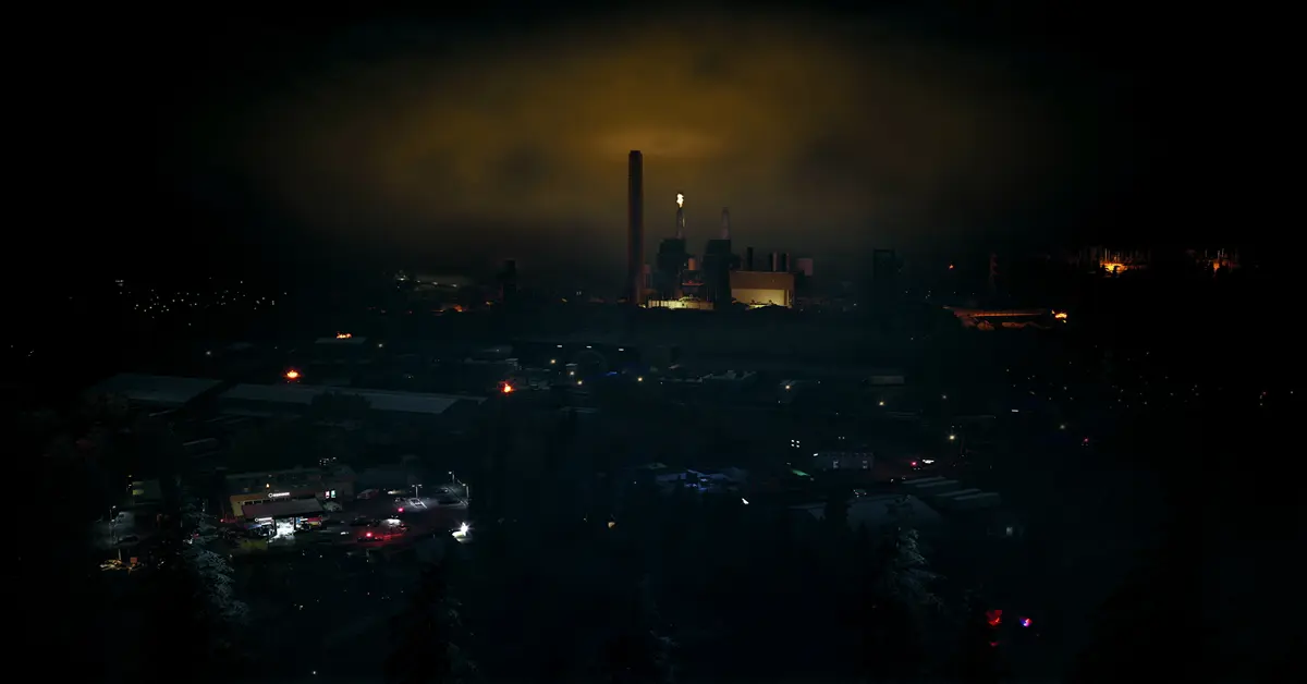 Un survivant explorant un complexe industriel sombre dans No More Room in Hell 2