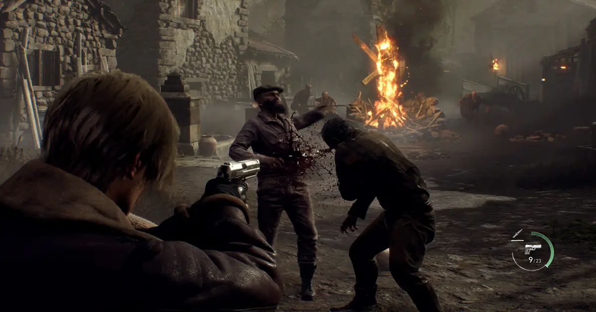 Leon S. Kennedy tenant une arme de poing dans le village européen de Resident Evil 4 Remake