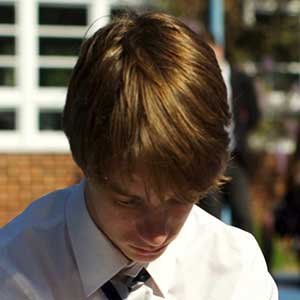 Le jeune homme est triste