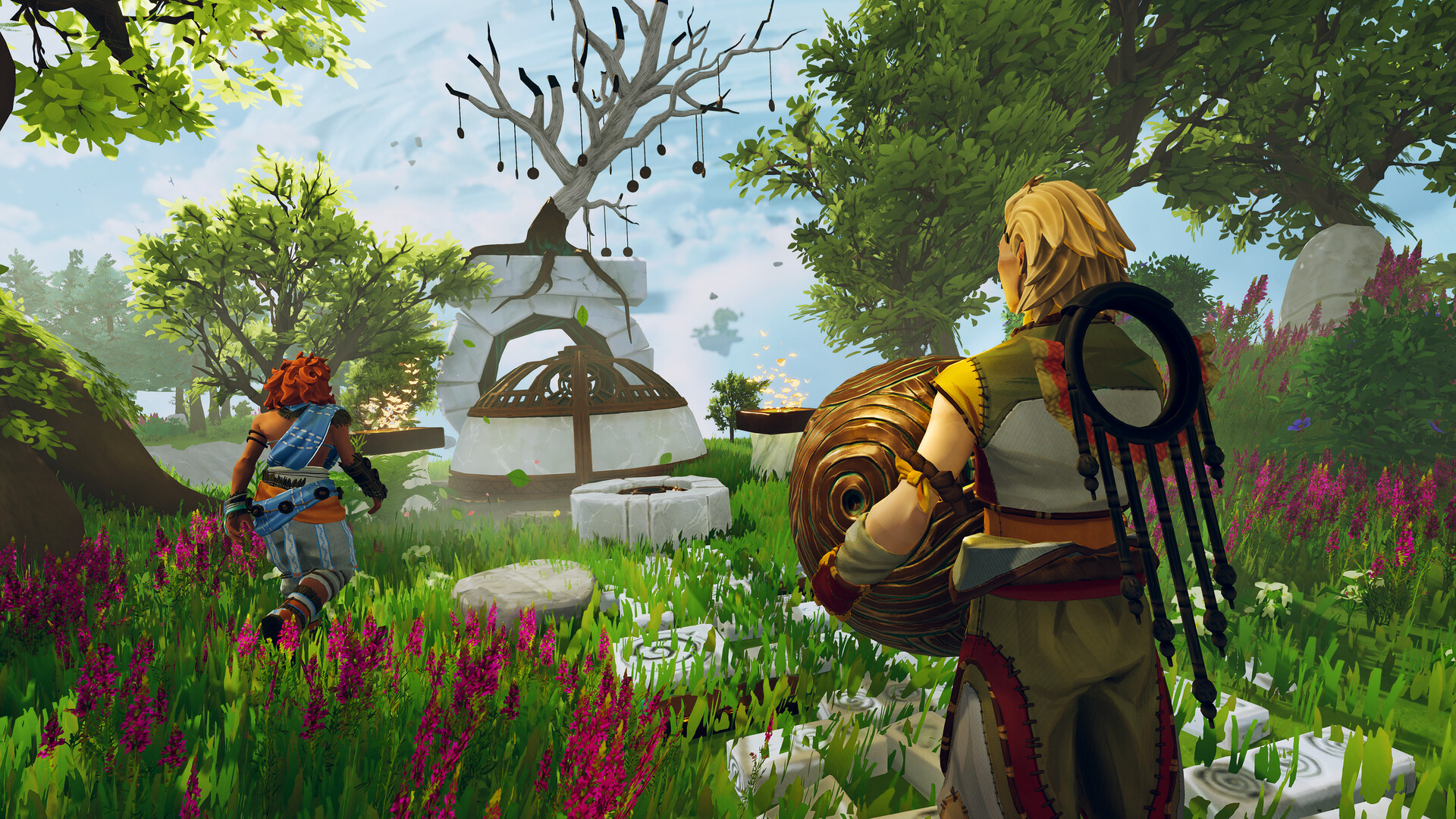 deux personnages dans une forêt devant un arbre à médaillons